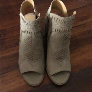 Universal thread booties